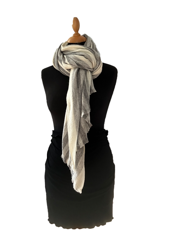 HIGHFIELD SHAWL DESSIN “STRIPE” GEWEVEN 65% LAMSWOL, 19% KATOEN, 16% NYLON, 70CM X 180CM. KLEUR OFFWHITE/GREY Code:390
