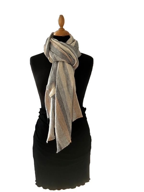 HIGHFIELD SHAWL DESSIN “STRIPE” GEWEVEN 65% LAMSWOL, 19% KATOEN, 16% NYLON, 70CM X 180CM. KLEUR SAND/GREY Code:391