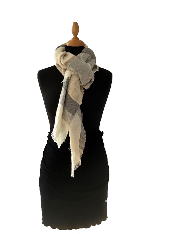 HIGHFIELD SHAWL DESSIN “STRIPE” GEWEVEN 65% LAMSWOL, 19% KATOEN, 16% NYLON, 70CM X 180CM. KLEUR OFFWHITE/SAND/GREY Code:392