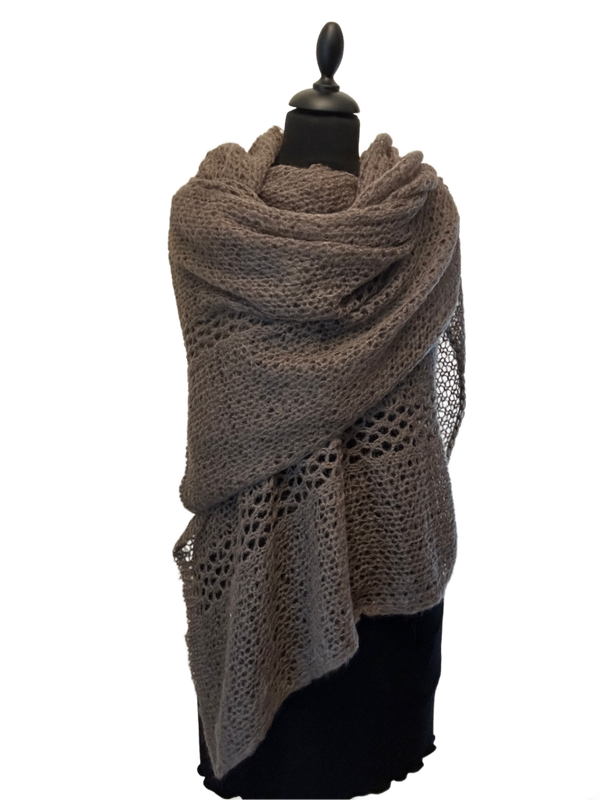 HIGHFIELD  AJOUR GEBREIDE STOERE  SHAWL 38% ACRYL 32% POLYAMIDE, 30% WOL , 90 X 180CM. KLEUR: TAUPE/BRUIN. MADE IN ITALY
