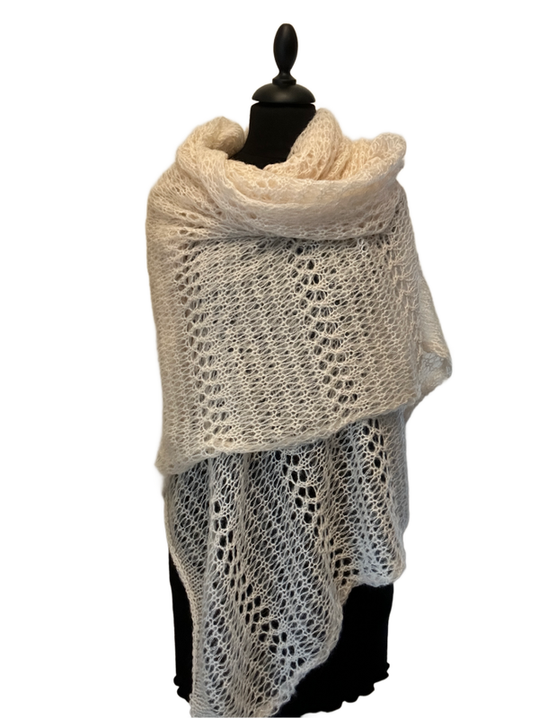 HIGHFIELD  AJOUR GEBREIDE STOERE  SHAWL 38% ACRYL 32% POLYAMIDE, 30% WOL , 90 X 180CM. KLEUR: OFF WHITE. MADE IN ITALY