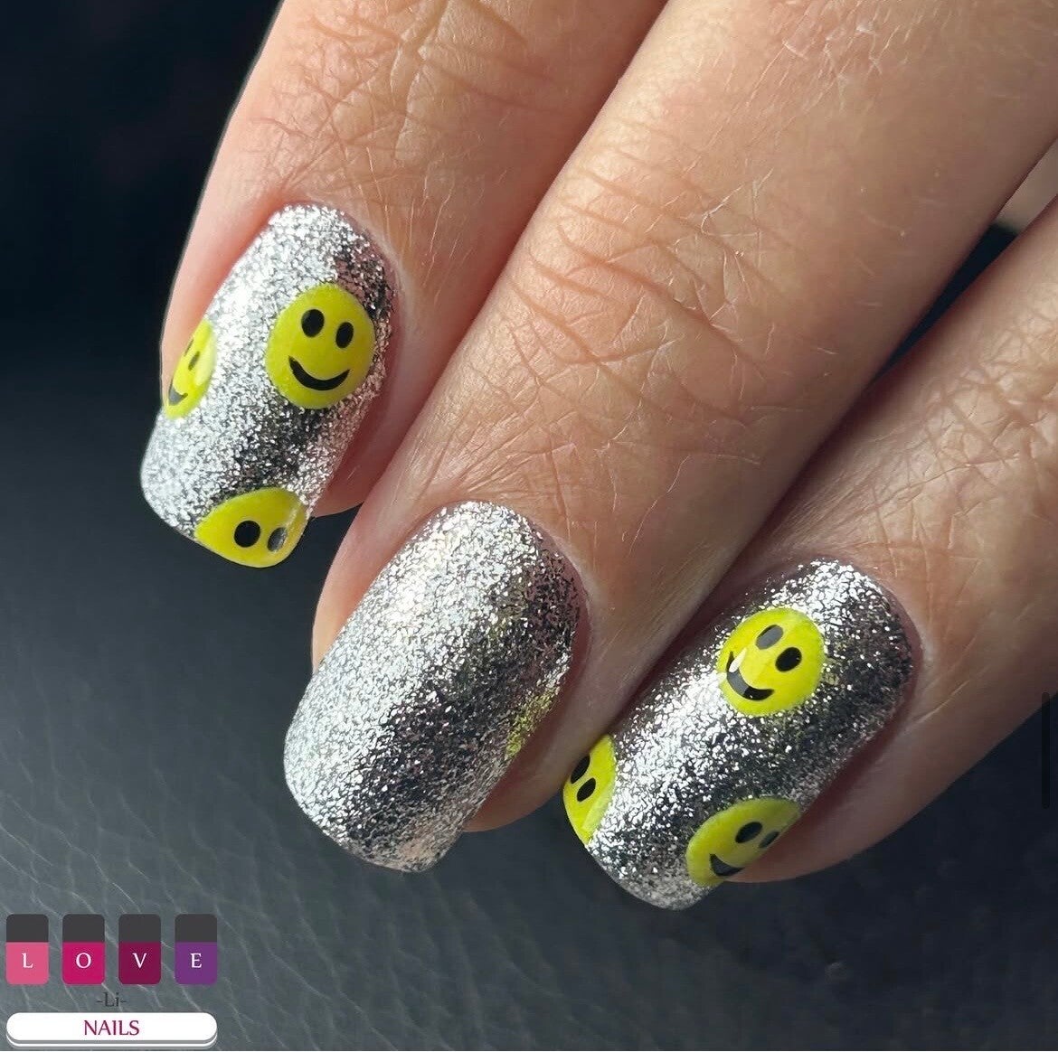 AcryGel met zilveren gellak en nail-art smileys