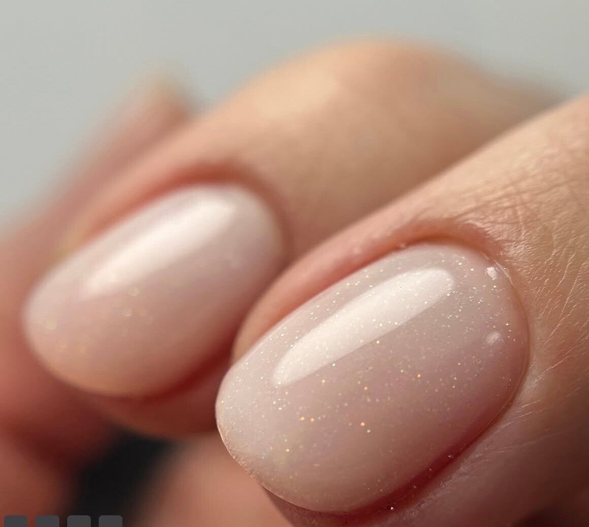 ronde nagel biab natural nail treatment subtiele glitter topcoat