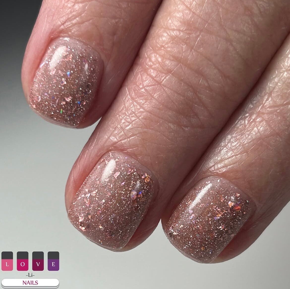 korte rubberbase nagels met glitter en glanzende topcoat