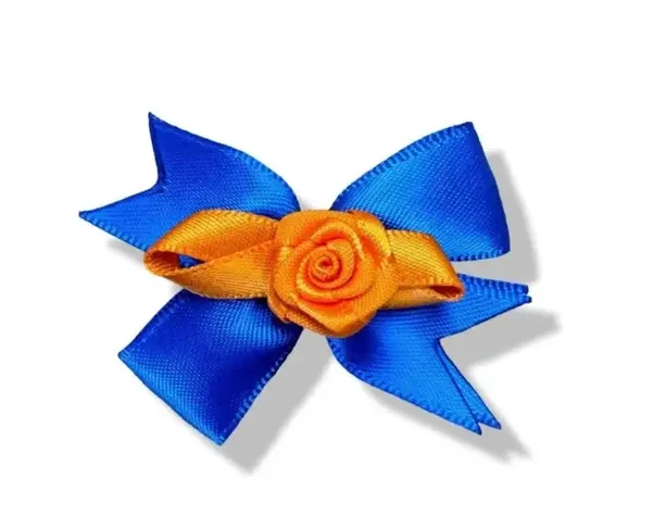 Klein blauw strikje met bloem