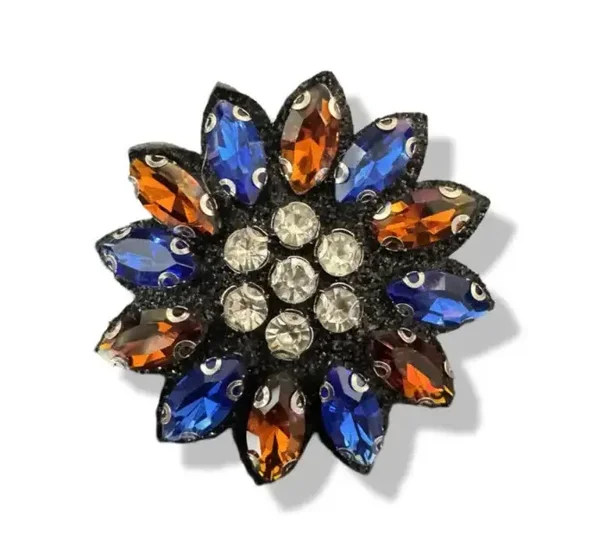 Broche bloem met oranje en blauw steentjes