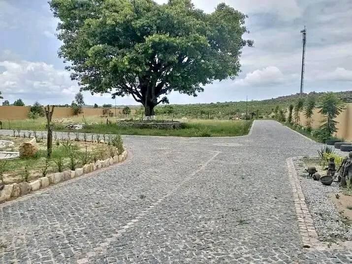 VENDE-SE TERRENO COM INFRAESTRUTURA/LUBANGO