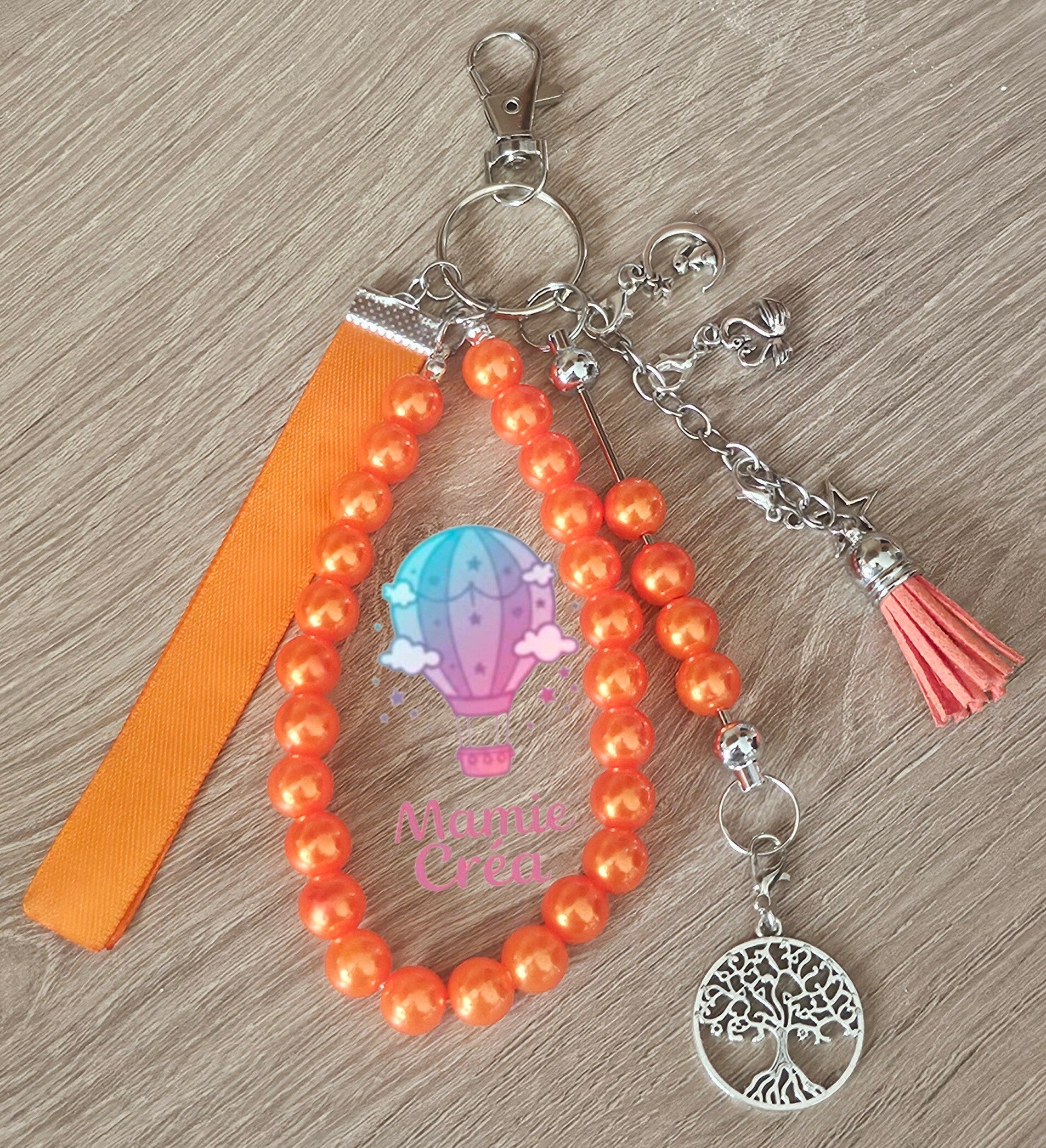 🔑 Porte-clés personnalisé – Prénom, charms & ruban