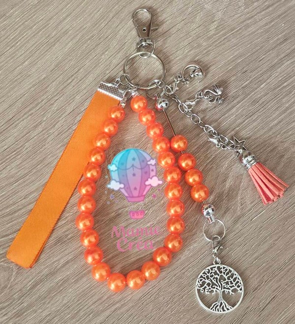 🔑 Porte-clés personnalisé – Prénom, charms & ruban