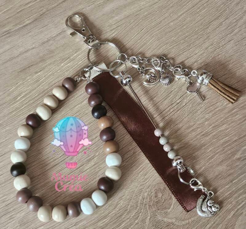 🔑 Porte-clés personnalisé – Prénom, charms & ruban