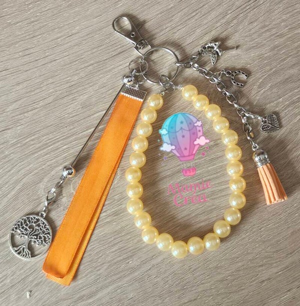 🔑 Porte-clés personnalisé – Prénom, charms & ruban