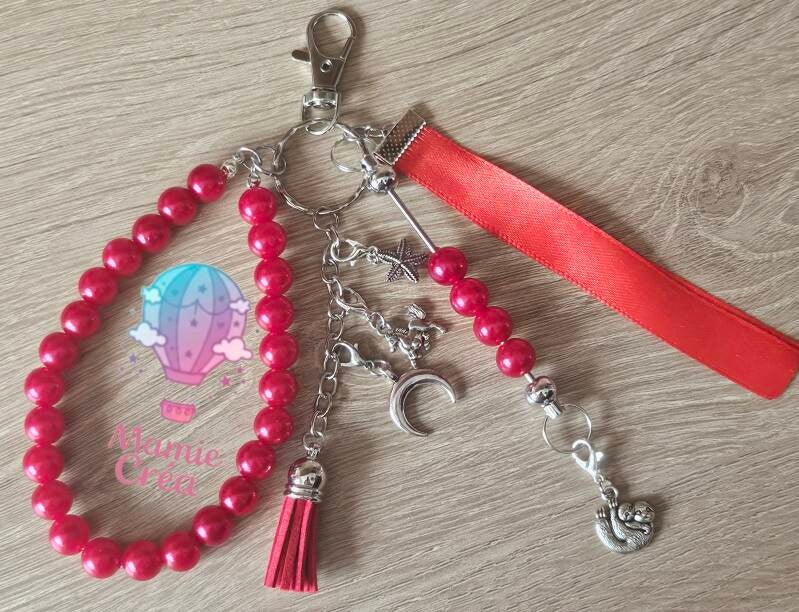 🔑 Porte-clés personnalisé – Prénom, charms & ruban