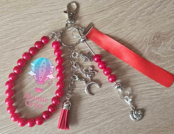 🔑 Porte-clés personnalisé – Prénom, charms & ruban