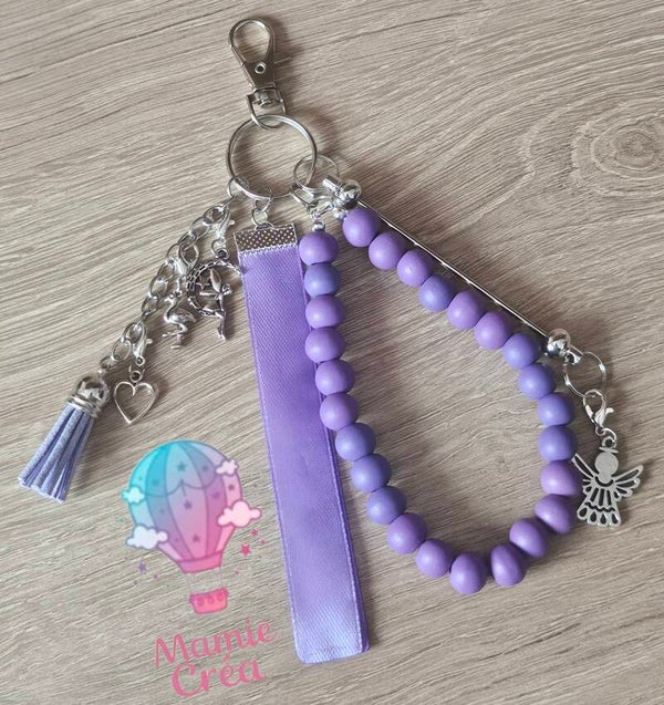 🔑 Porte-clés personnalisé – Prénom, charms & ruban