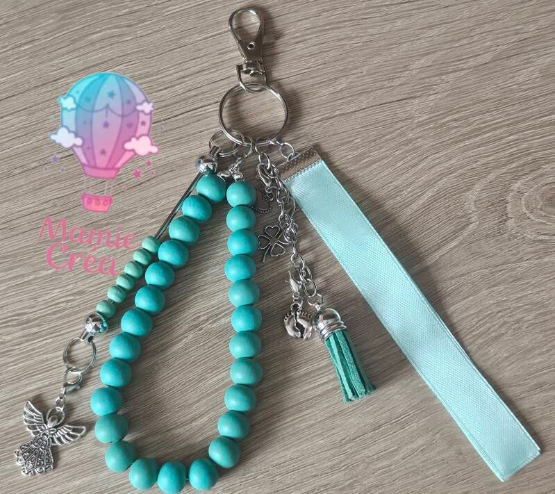 🔑 Porte-clés personnalisé – Prénom, charms & ruban