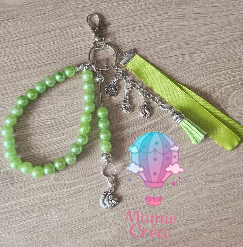 🔑 Porte-clés personnalisé – Prénom, charms & ruban