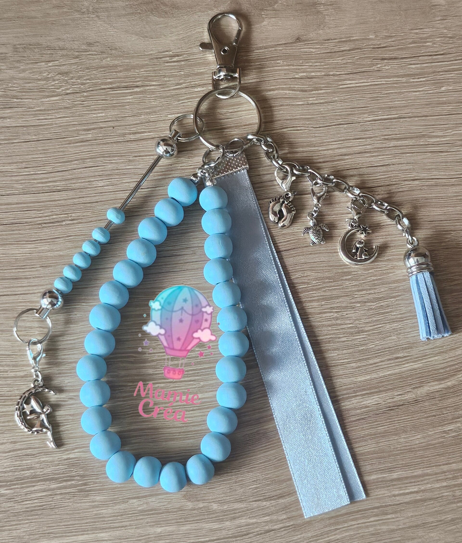 🔑 Porte-clés personnalisé – Prénom, charms & ruban