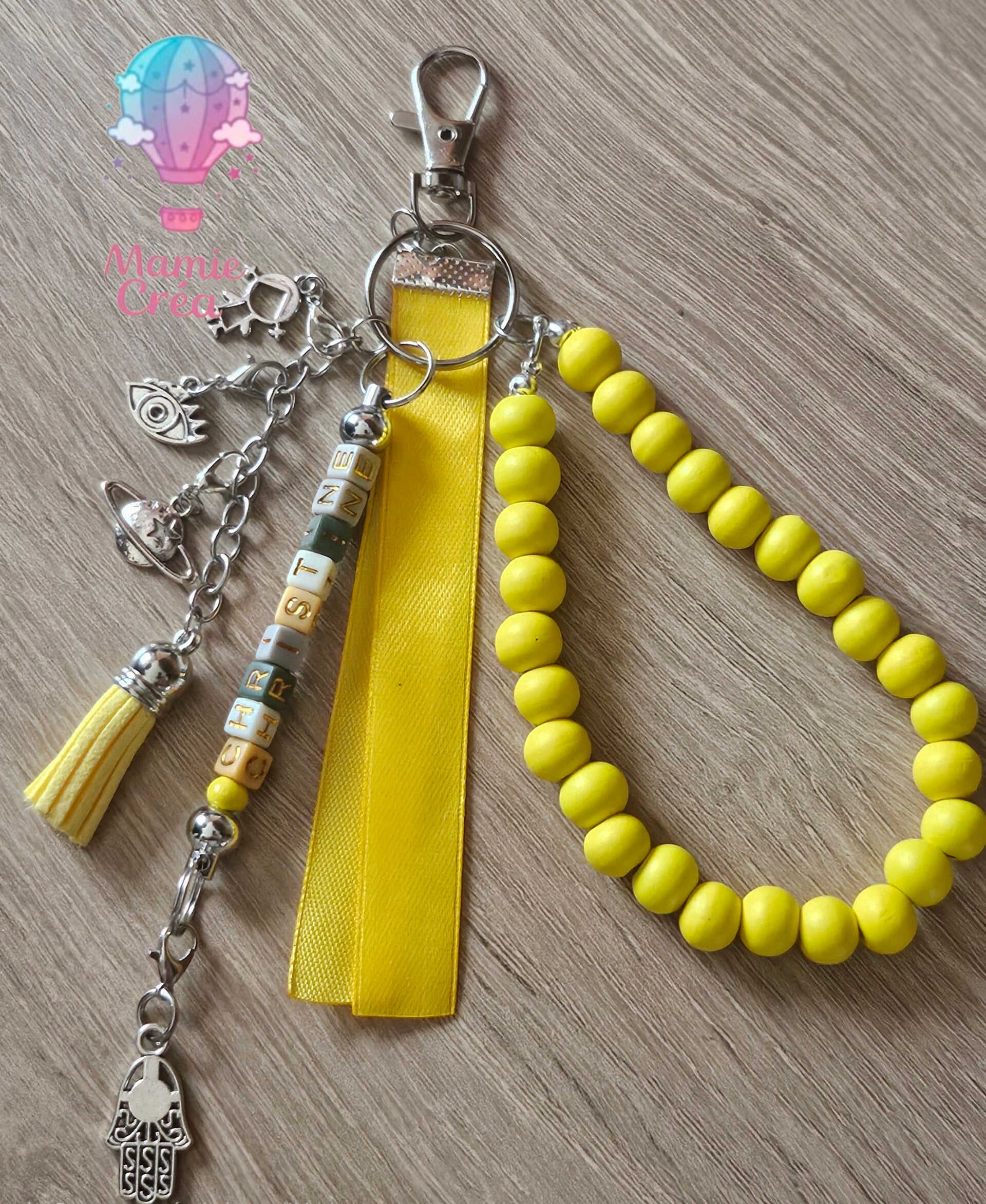 🔑 Porte-clés personnalisé – Prénom, charms & ruban