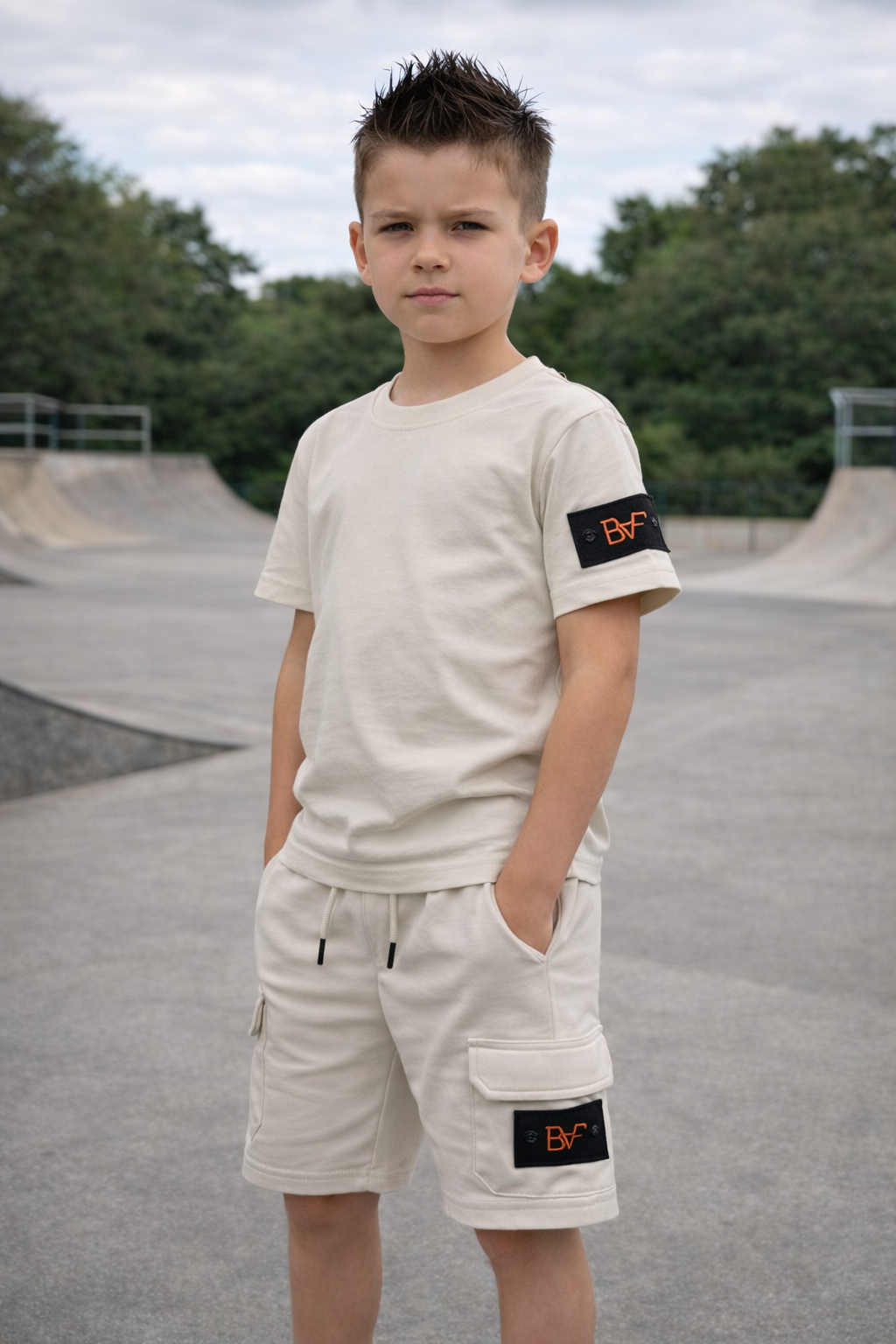 Jongens set met korte broek  - beige logo