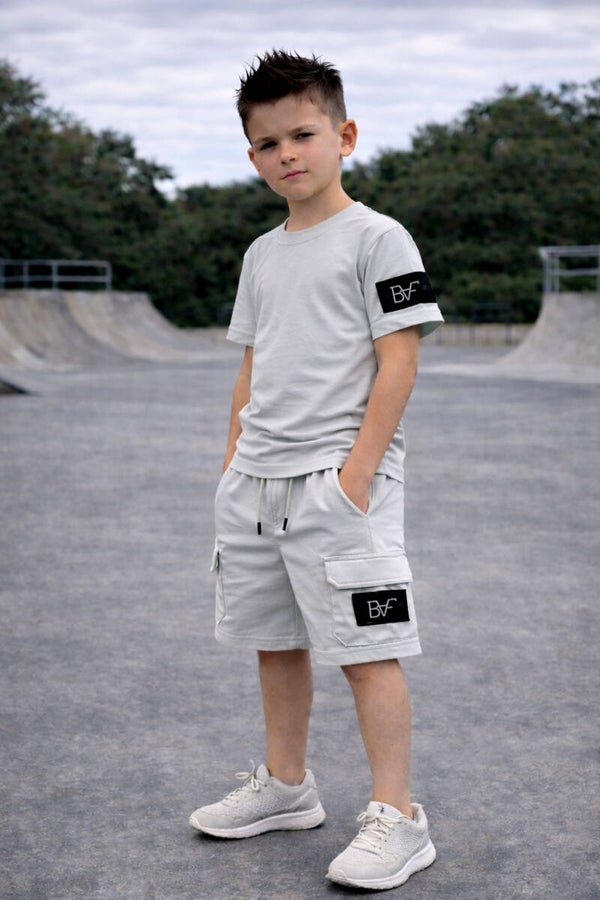Jongens set met korte broek  - grijs logo