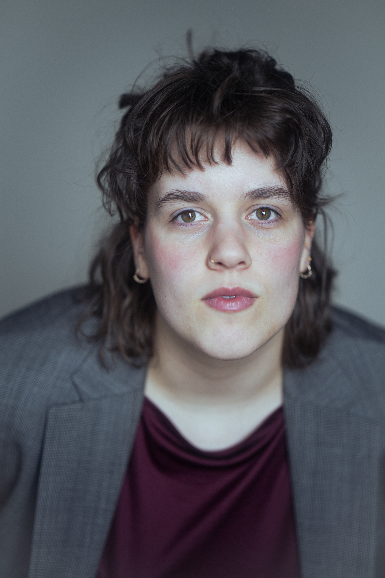 De afbeelding is een portretfoto van Suzanne Johanna waarop zij lachend afgebeeld staat.