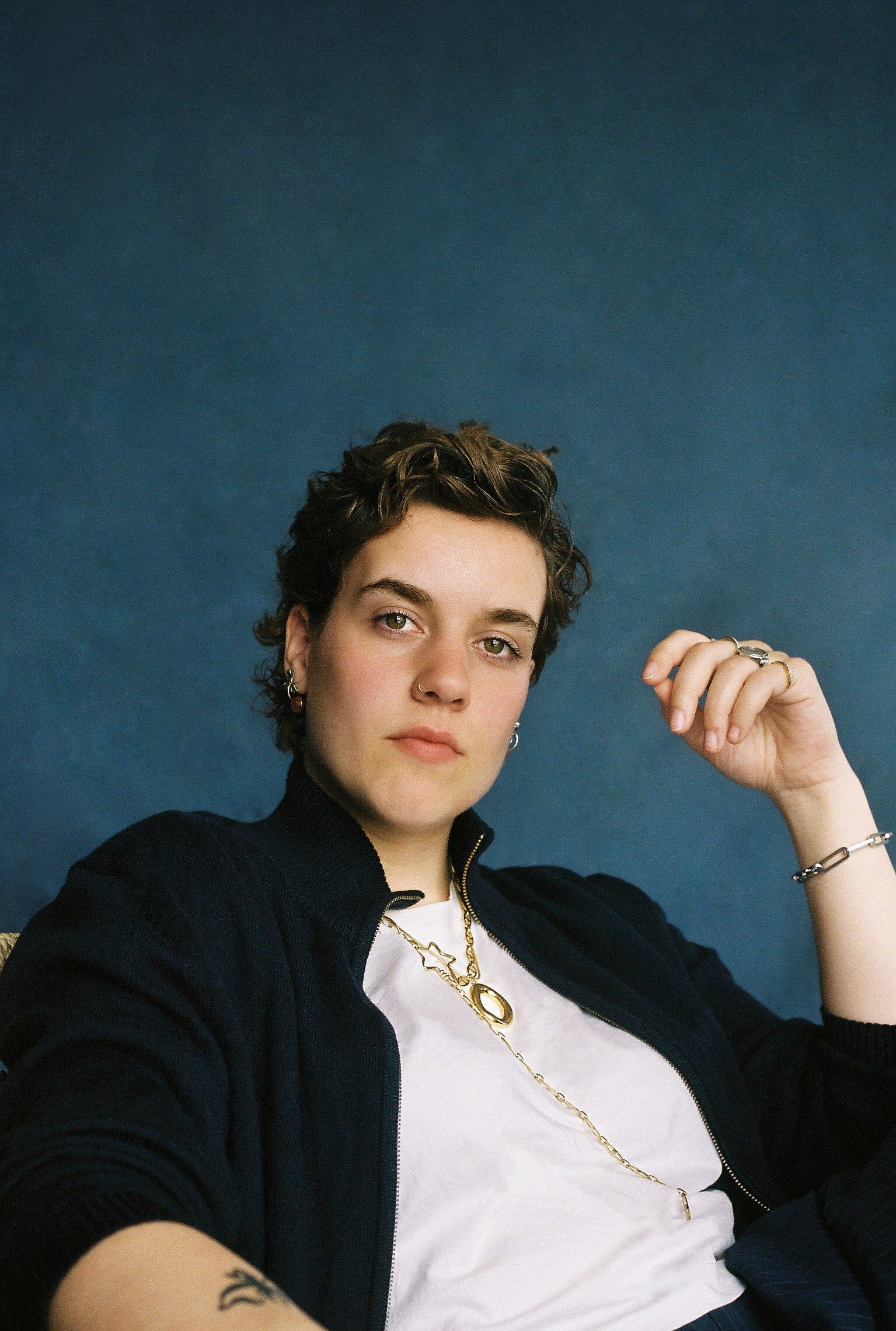 De afbeelding is een portretfoto van Suzanne Johanna waarop zij lachend afgebeeld staat.