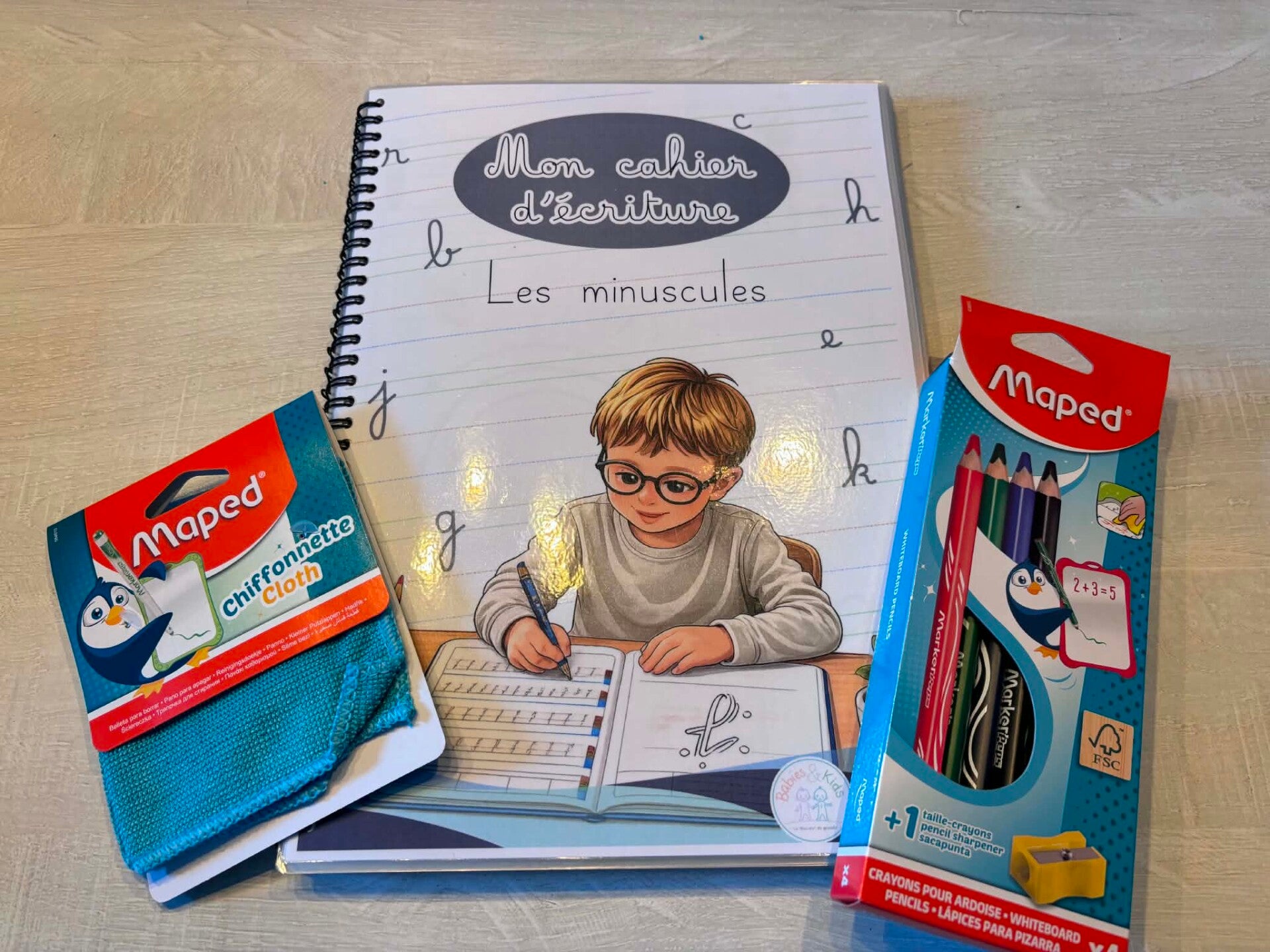 Mon cahier d'écriture (les minuscules) + les 4 crayons + le taille-crayon + la chiffonnette