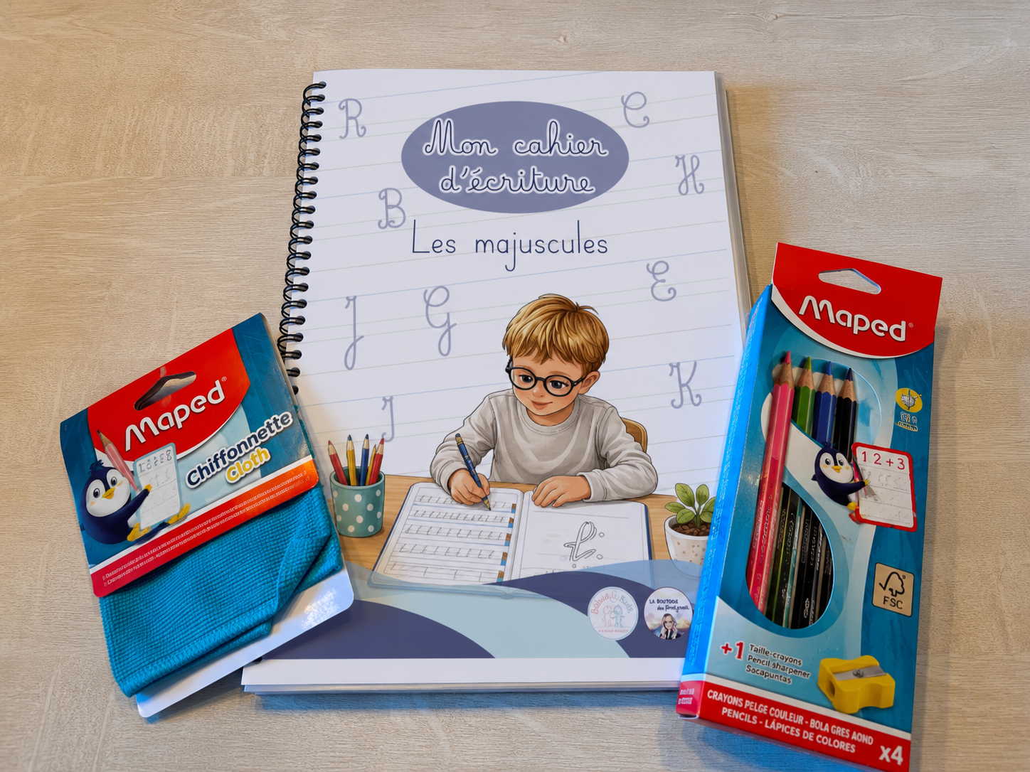 Mon cahier d'écriture (les majuscules) + les 4 crayons + le taille-crayon + la chiffonnette