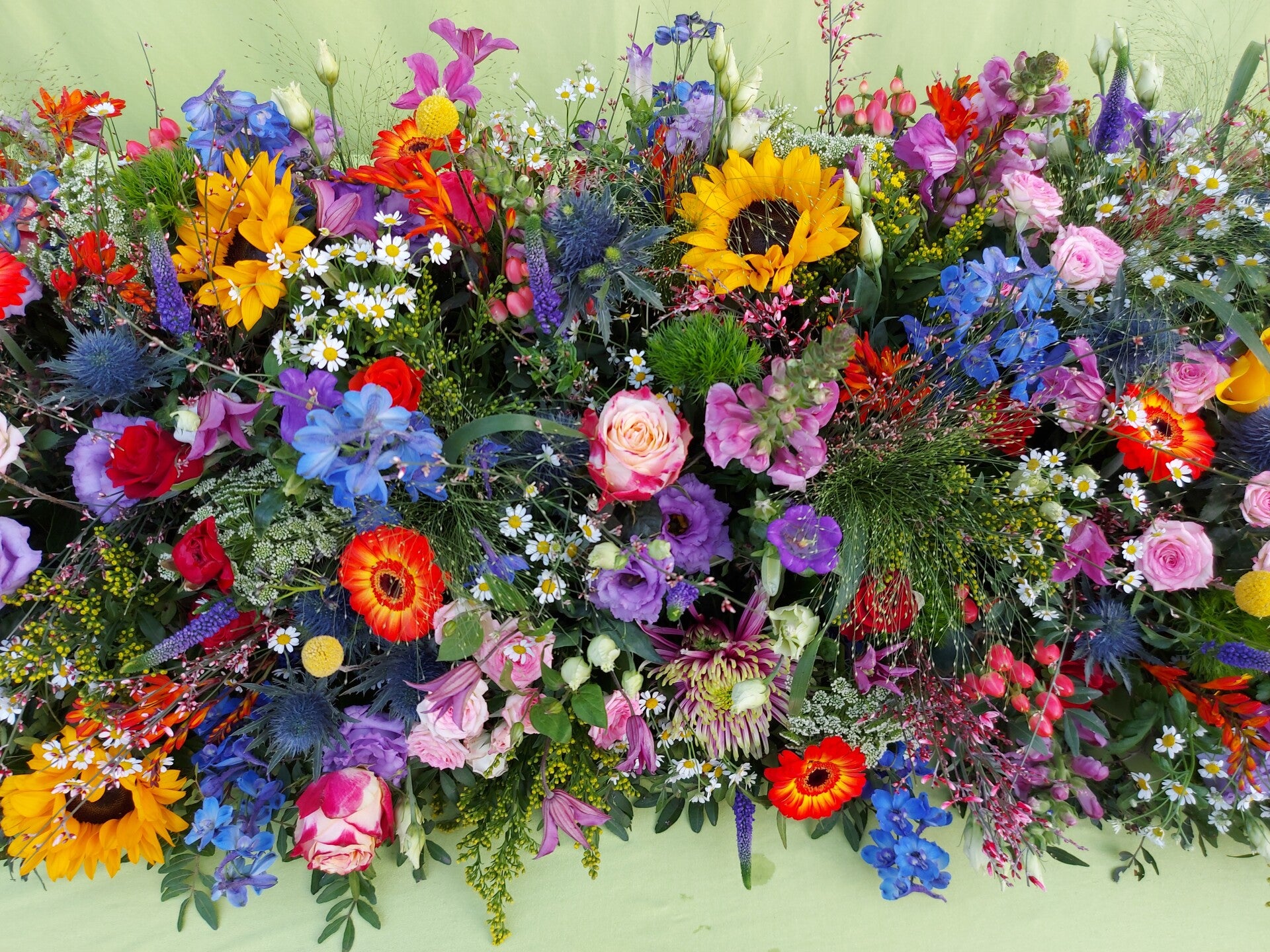 Voorbeeld van een bloemwerk  of grafwerk dat Marjon Meulenbrugge uit Westervoort heeft gemaakt voor een uitvaart. Door het bloemstuk laat je zien wat de overledene voor jou heeft betekend.