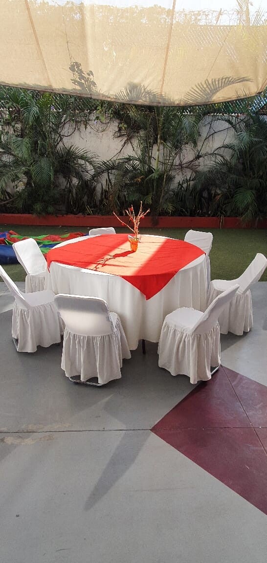 Mesa redonda con cubre silla