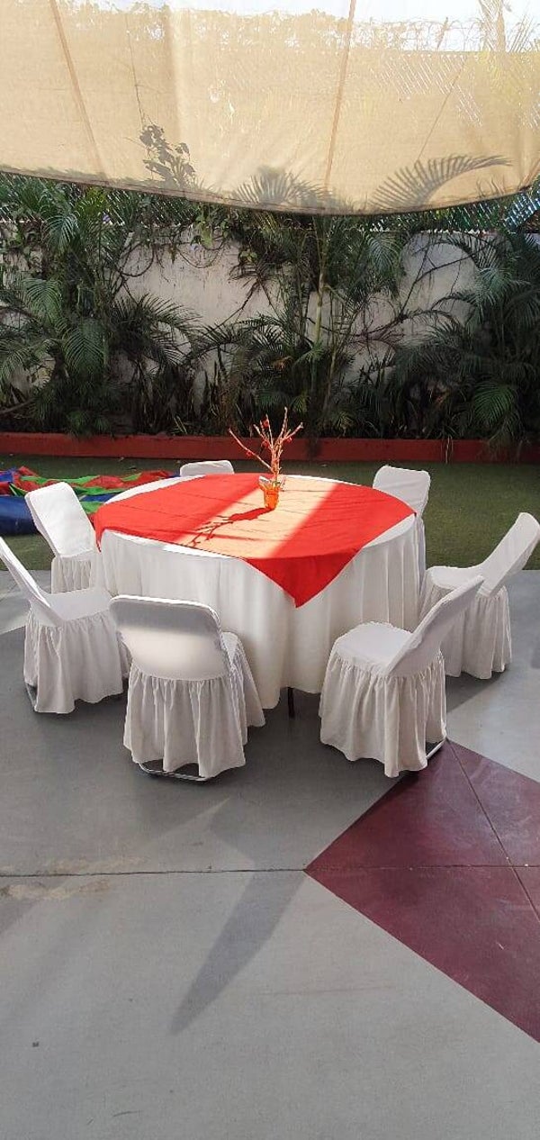 Mesa redonda con cubre silla