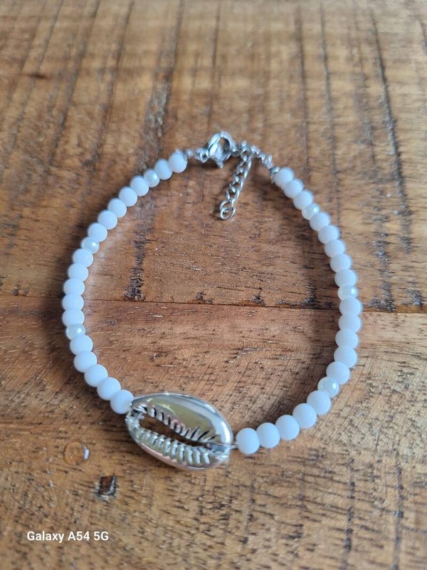Schelpen armbandje met witte kralen