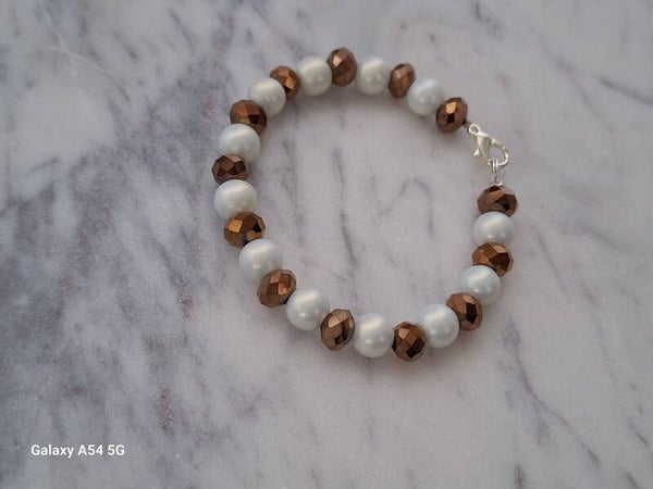 Bruin met witte parel armband