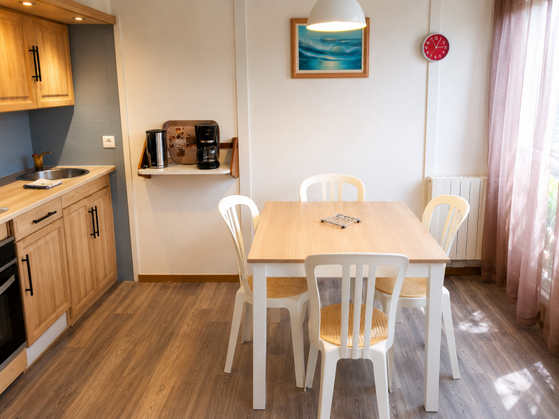 Coin repas lumineux et chaleureux, idéal pour partager vos repas ou préparer vos excursions en Sologne dans un cadre confortable et accueillant.