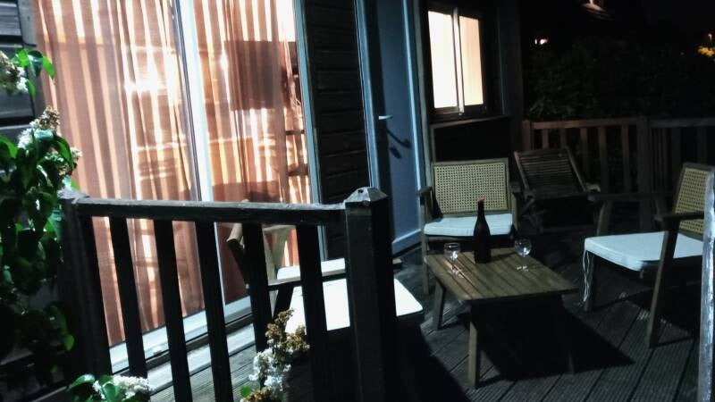 Terrasse du gîte 4 personnes en Sologne – ambiance soirée au calme”