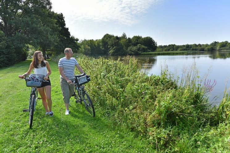 La Sologne à Vélo permet de découvrir les étangs, les forêts et les villages typiques de la région au rythme des petites routes de campagne.