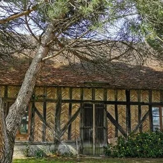 habitation typique de sologne avec facade bois et briques anciennes