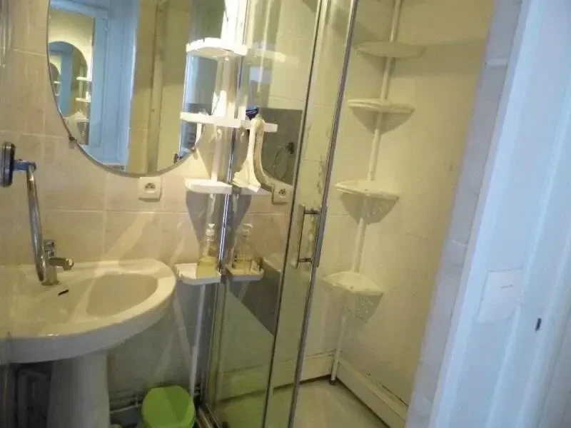 Salle de bain d’un gîte en Sologne avec douche, lavabo et espace fonctionnel à Nouan-le-Fuzelier proche Lamotte-Beuvron