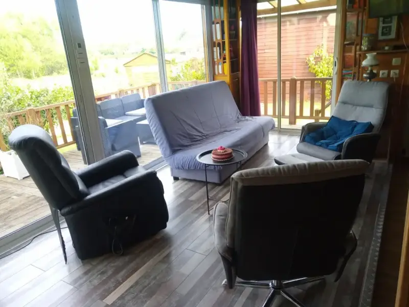 Piece a vivre confortable d’un gite en Sologne avec baie vitree et terrasse proche Lamotte-Beuvron