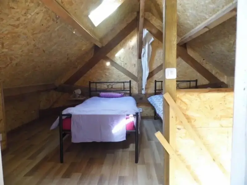 Chambre en mezzanine d’un gîte en Sologne avec plusieurs couchages idéale pour famille ou groupe en séjour nature