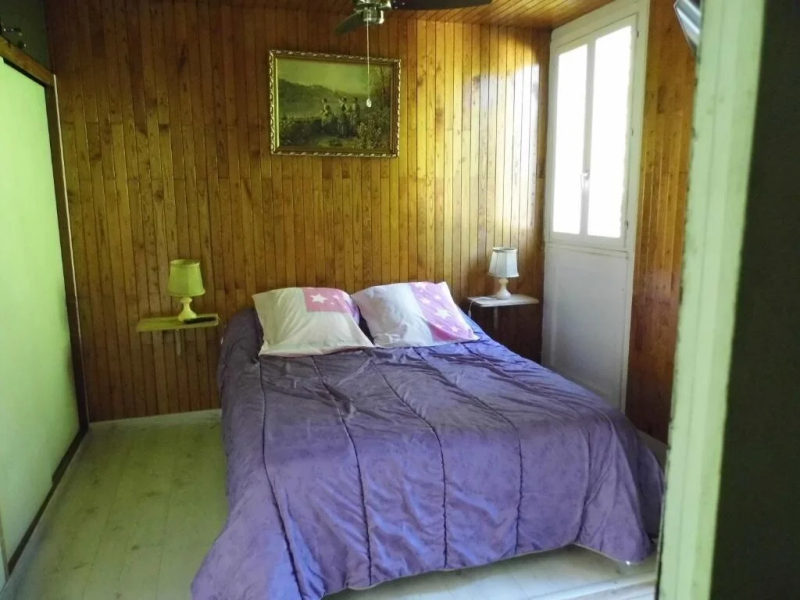 Chambre d’un gîte en Sologne avec lit double, décoration bois et ambiance cosy à Nouan-le-Fuzelier proche Lamotte-Beuvron