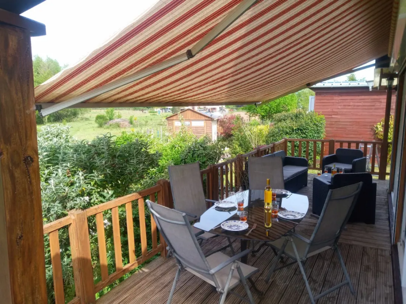  Terrasse couverte d’un gite en Sologne avec store banne et salon exterieur proche Lamotte-Beuvron