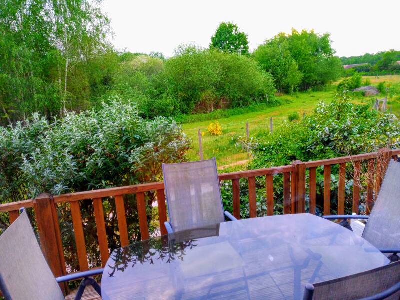 Terrasse du gîte familial en Sologne avec vue sur la nature et les espaces verts