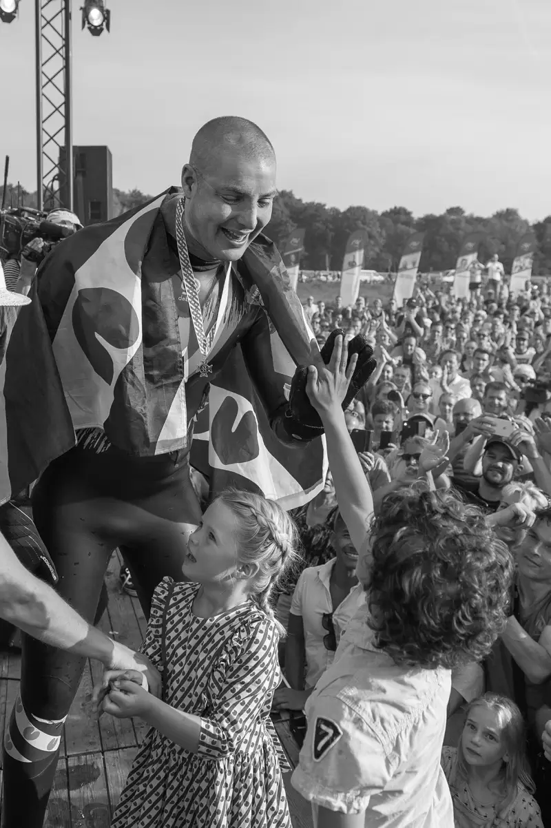 Maarten van der Weijden bij finish zwem 11-Stedentocht