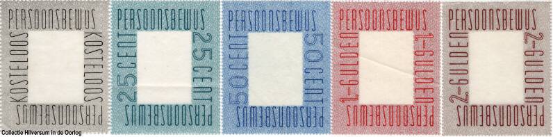 Persoonsbewijs legeszegels van links naar rechts: ''Kosteloos'', ''25 cent'', ''50 cent'', ''1 gulden'', ''2 gulden''. Collectie Hilversum in de Oorlog.