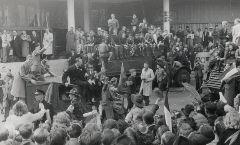 Blije menigte voor het Gooiland Hotel. Collectie Hilversum in de Oorlog.