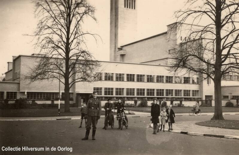 Duitse Wehrmacht militair voor het raadhuis van Hilversum, omstreeks 1940. Collectie Hilversum in de Oorlog