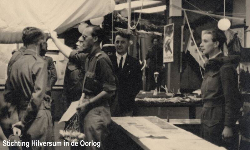 Prins Bernhard praat met verzetslieden. Achter de tafel stat Bob de Geus. Collectie Stichting Hilversum in de Oorlog