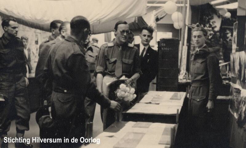 Prins Bernhard praat met Bob de Geus. Collectie Stichting Hilversum in de Oorlog
