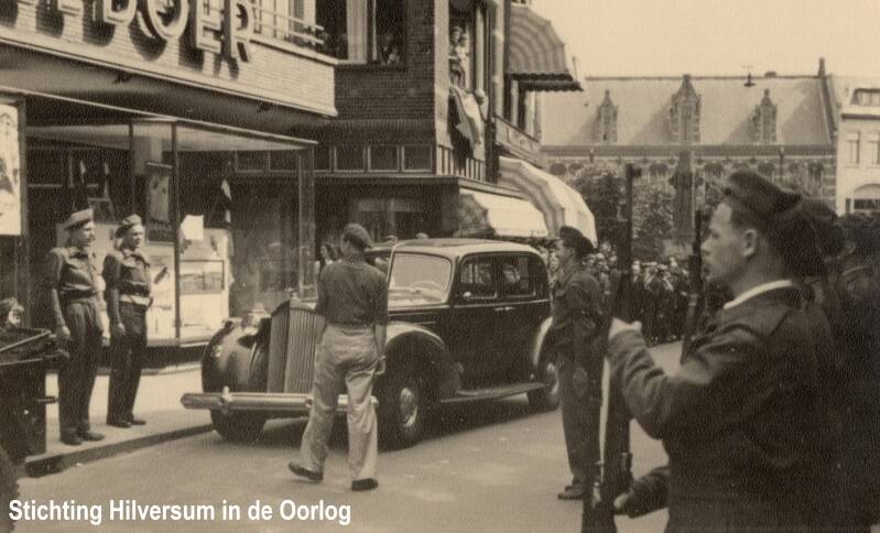 Aankomst van prins Bernhard op de verzetstentoonstelling bij Wortelboer aan de Kerkstraat 110. Collectie Stichting Hilversum in de Oorlog
